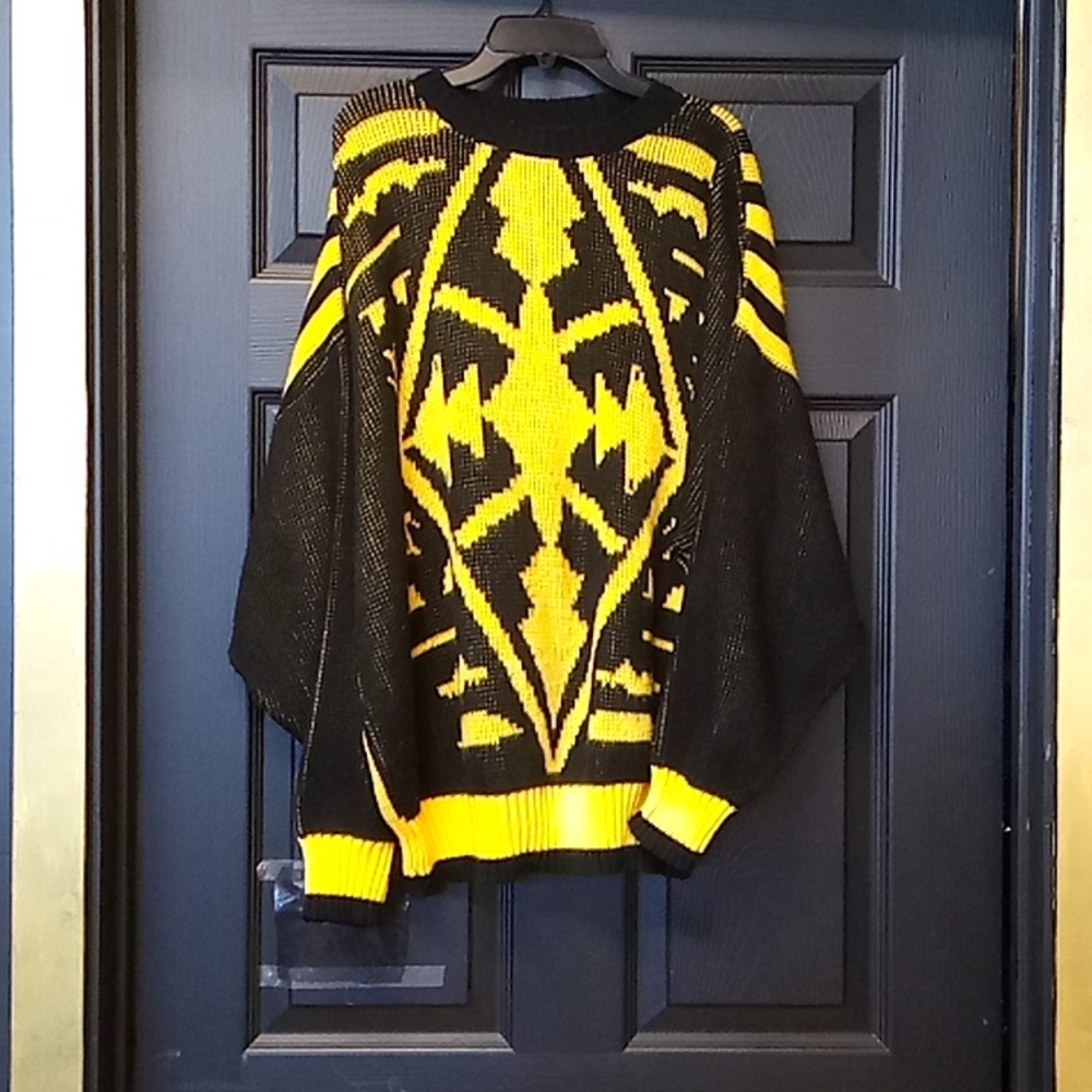 Pretty black and yellow 💛 sweater